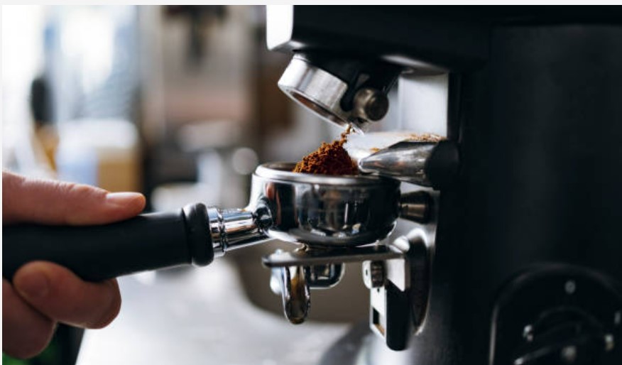 Barista preparando café